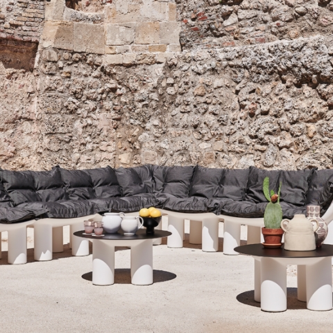 PLUST SITTING ATENE CORNER